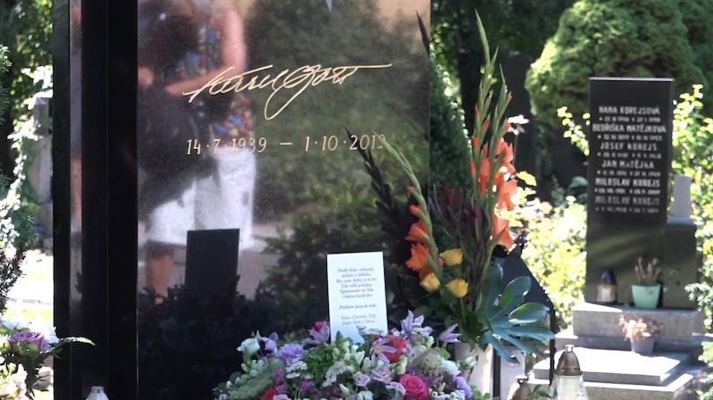 Lidé nosí k hrobu Karla Gotta svíčky a vzkazy. Zpěvák by oslavil 81 let